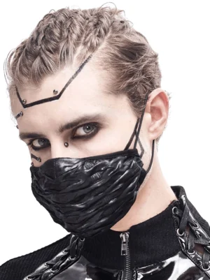 Schwarze Gothic Maske mit Runzelmuster Vorderansicht auf männlichem Gothic-Modell mit metallischen Gesichtsverzierungen und verstellbarem Kordelzug