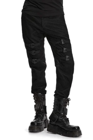 Schwarze Gothic Mesh Röhrenhose mit strukturierten Frontpaneln in Hintergrund-Dreiviertelsicht auf männlichem Model, Details der Oberschenkel-Schnallen sichtbar
