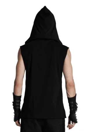 Schwarze Gothic Mesh-Weste mit Kapuze, Rückenansicht auf männlichem Model, ärmellos, solider hinterer Panel mit Mesh-Konstruktion