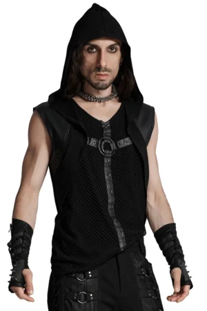 Schwarze Gothic Mesh-Weste mit Kapuze und Metallringen, Frontansicht auf männlichem Model, vollständig von vorne, auf weißem Hintergrund getragen