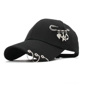 Schwarze gothic metal ring piercing baseball kappe vorderansicht mit silbernen kettenverzierungen und herzförmigen anhänger charme details