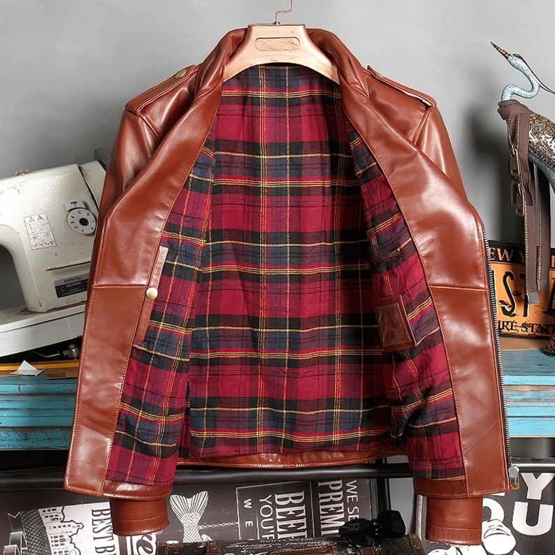 Schwarze echte Leather Biker Jacke auf Büste mit Vintage-Schal-Styling, Messing-Hardware sichtbar, klassisches Moto-Design mit gotischem Flair, Styling-Inspiration