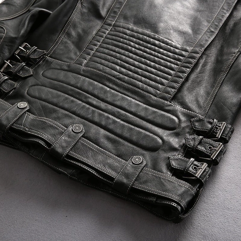 Schwarze echte Leder Gothic Motorradjacke komplette Produktansicht, Gesamtsilhouette-Präsentation, Design-Proportionen-Showcase, Full-Shot-Vorderseite, klassische Produktaufnahme