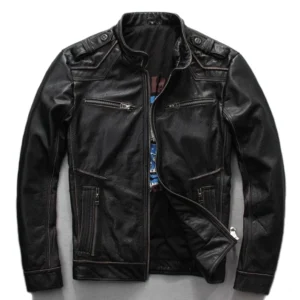 Vorderansicht der schwarzen gotischen Biker-Lederjacke mit offener Reißverschluss-Ansicht, Stehkragen und funktionalen Reißverschlusstaschen
