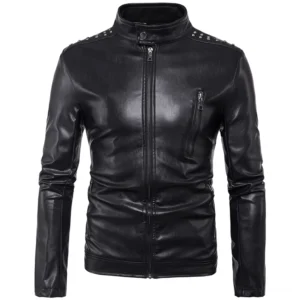 Schwarze Gothic Lederjacke mit Nieten von vorne – Stand Collar Biker Stil, Frontansicht mit Mittelbrusttasche und Schulter-Nieten auf weißem Hintergrund