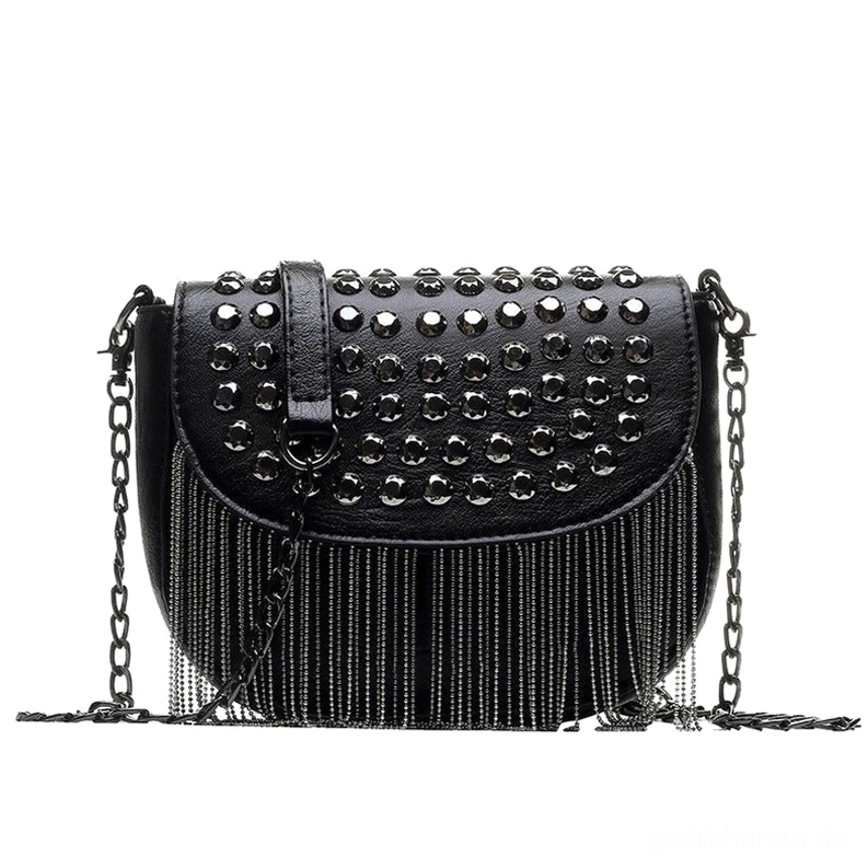 Schwarze gotische Nieten-Schultertasche mit Kettenriemen und Quasten-Fransen-Besatz, Vorderansicht im Studio-Produktfoto zeigt Metallnieten und Lederstruktur der Gothic-Umhängetasche