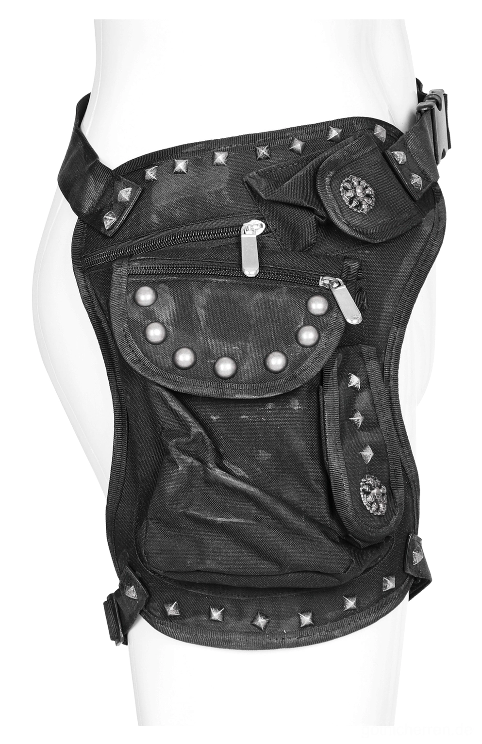 Schwarze Gothic Oberschenkel-Tasche Nahaufnahme auf Mannequin zeigt runde Metallnieten, sternförmige Rivets und Distressed-Stoff-Textur
