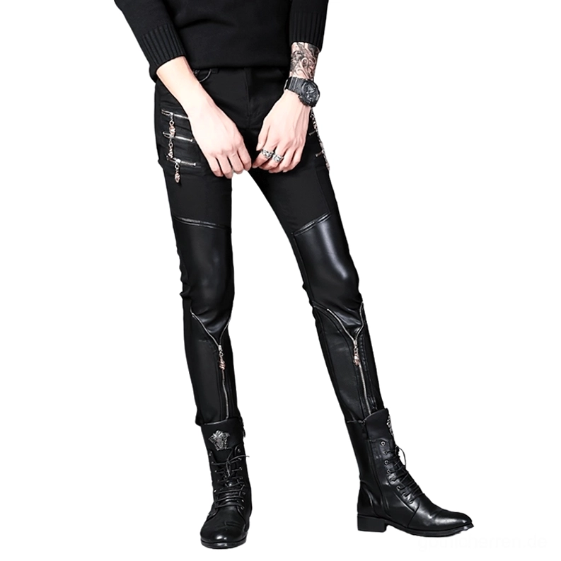 Nahaufnahme-Detailaufnahme schwarzer Gothic-Patchwork-Biker-Slim-Hose – Kunstleder-Konstruktion, dekorative Reißverschlüsse und Punk-Ästhetik-Styling für authentische Subkultur-Mode