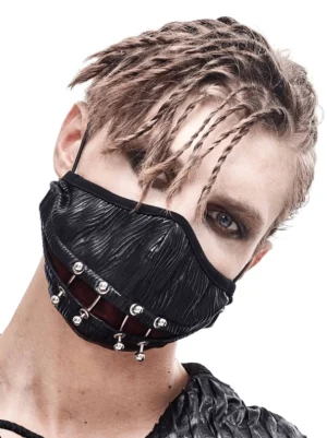 Schwarze gotische Piercing-Maske mit silbernen Metalldekorationen, getragen von männlichem Modell mit Dreadlocks, Vorderansicht im Dreiviertelprofil, zeigt zerknittertes schwarzes Polyestergewebe und Metall-Ring-Akzente für cyberpunk-industrielle Alternative Mode