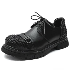 Schwarze echte Rindsleder Gothic Plateau Schnürstiefel mit gewebter Zehenkappe und Metallschnallen-Schnürung Front-Drei-Viertel-Ansicht Industrial Rebellion