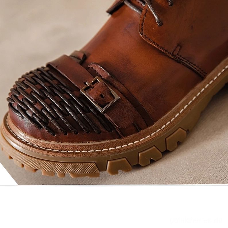 Schwarze echte Rindsleder Gothic Plateau Schnürstiefel Vollansicht Frontperspektive Metallschnalle Dekoration Industrial