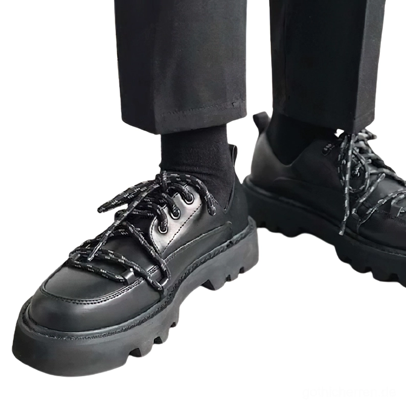 Schwarze gotische Platform Schuhe an den Füßen getragen mit formalen dunklen Hosen und Socken Alternative Styling – On-Foot Trageaufnahme formale Casual Look