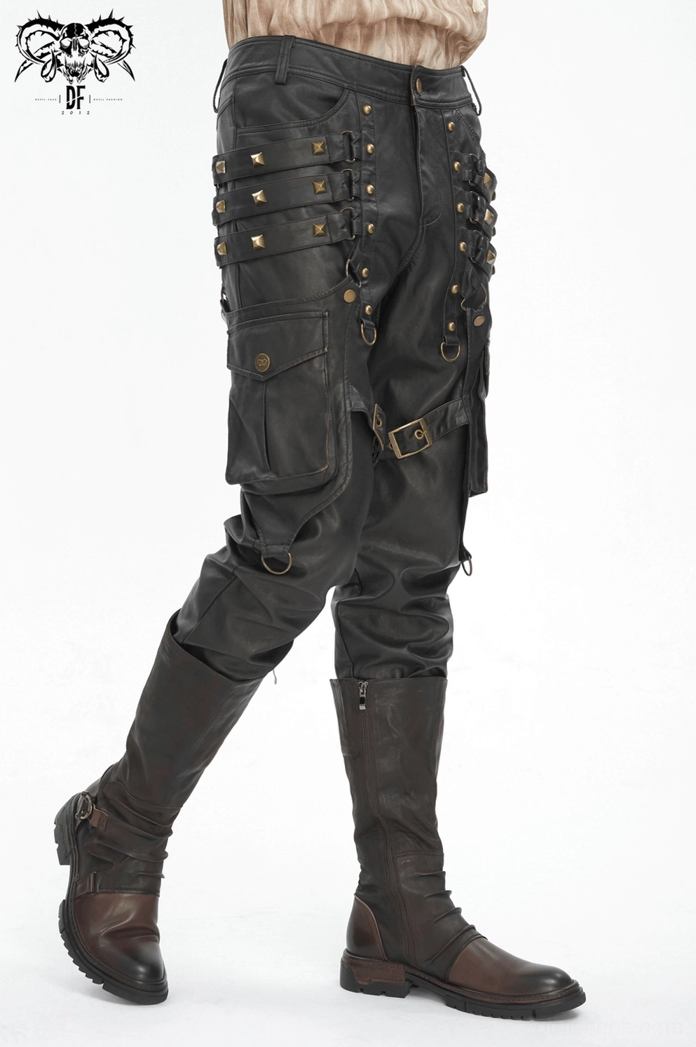 Nahaufnahme der Bronze-Ziernieten-Platzierung und Kunstleder-Körnung schwarzer Gothic-Punk-Cargohose für Herren, zeigt Details und Textur