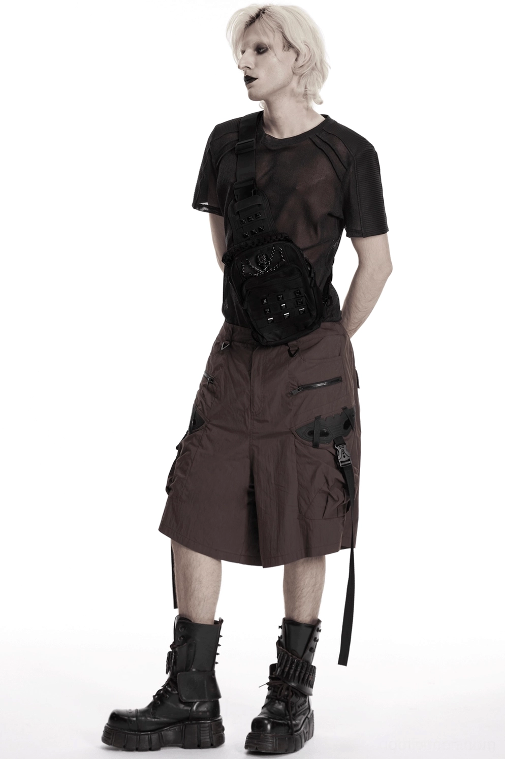 Schwarze Gothic Punk Crossbody Umhängetasche im alternativen Fashion-Styling – männliches Model im Industrial-Gothic-Outfit mit Tasche im Crossbody-Tragstil