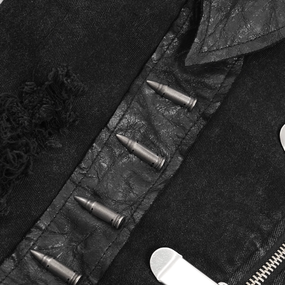 Schwarze Gothic-Punk-Denim-Weste mit asymmetrischen ausgefransten Kanten und kühnem Metallbuckle-System im Detail