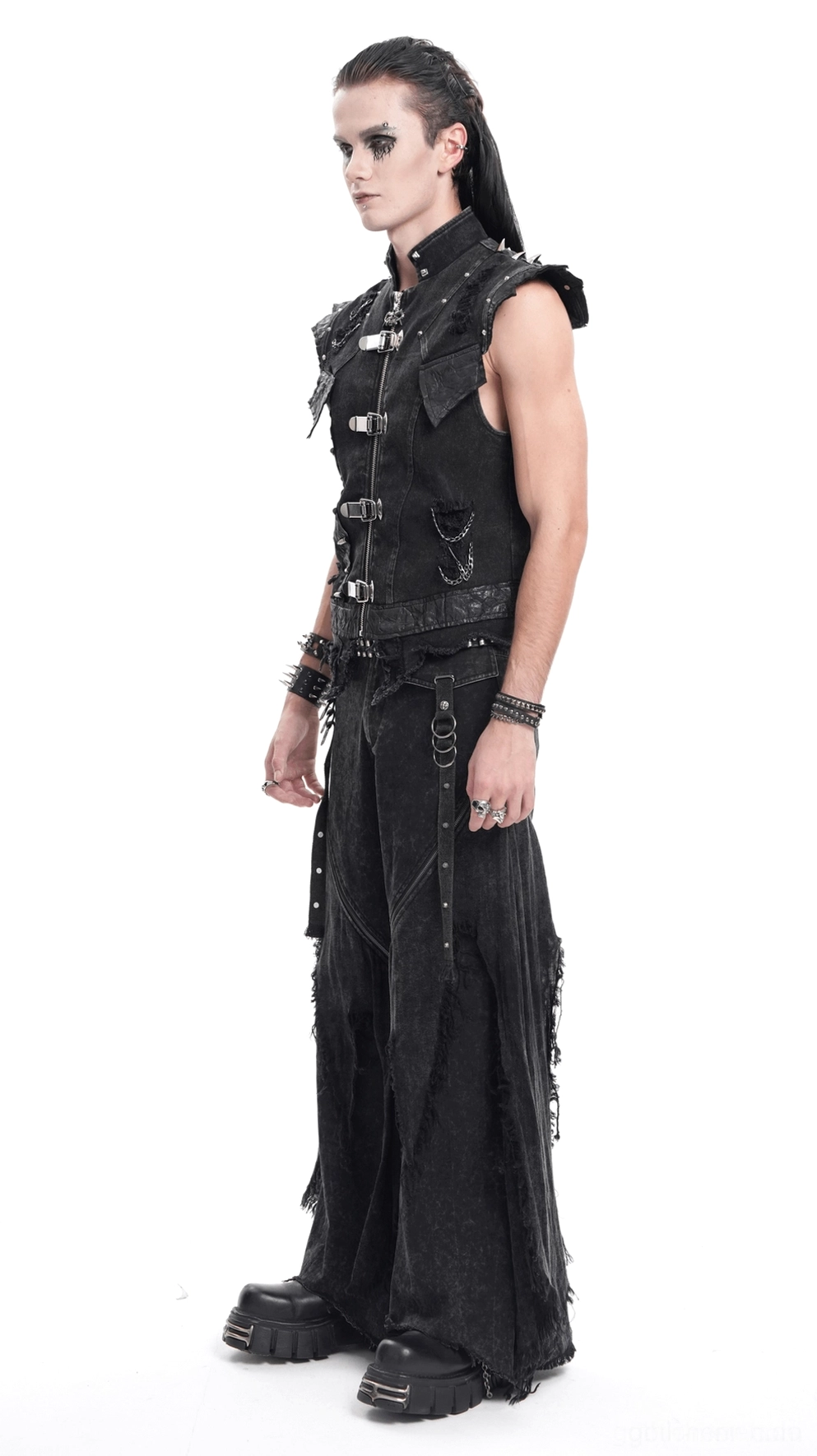 Frontalwinkel der schwarzen Gothic-Punk-Denim-Weste mit vollständiger Ketten- und Metallbuckle-Hardware-Anzeige
