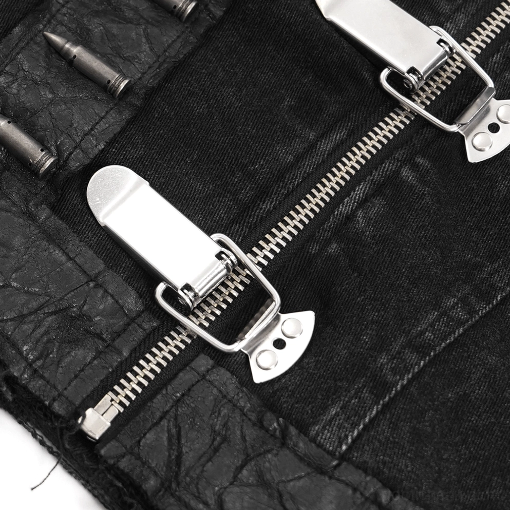 Gothic-Punk-Denim-Weste getragen mit Kettendrape-Bewegung und Metallbuckle-Platzierung auf Träger in düsterer Atmosphäre