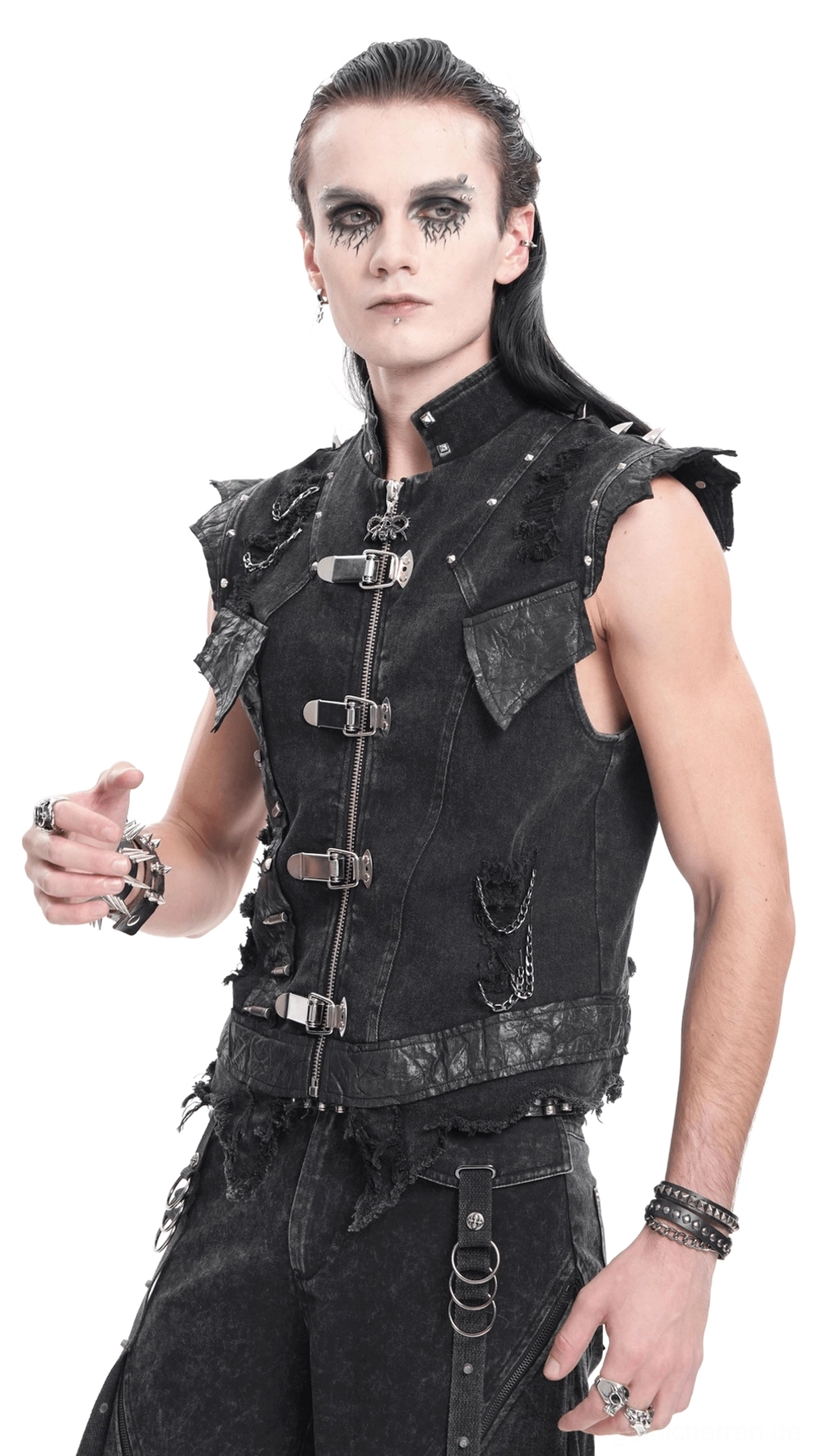 Schwarze Gothic-Punk-Denim-Weste auf Modell getragen mit Kettendrape-Bewegung und Gesamtsilhouetten-Effekt