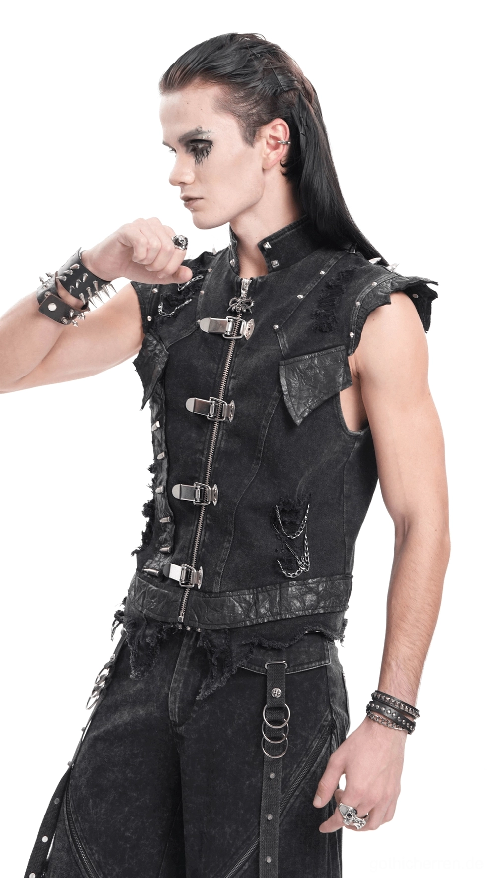 Detailansicht der schwarzen Gothic-Punk-Denim-Weste Schulter-Nieten-Hardware und Kettenanbringungsmechanik in Nahaufnahme