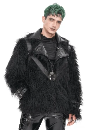 Schwarze Gothic Punk Kunstfell Jacke mit Metallösen und Harness-Details, getragen von männlichem Model mit grünen Haaren, Vorderansicht im Dreiviertelwinkel