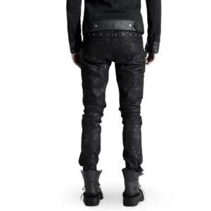 Schwarze Gothic-Punk Denim-Hose Rückansicht mit Lederriemen-Applikation an der Taille Knöchelreißverschluss-Details Industrial-Ästhetik marmorierte schwarze Beschichtung