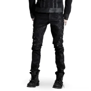 Herrn schwarze Gothic-Punk Nieten-Seitenhose Slim Fit Vorderansicht Vollkörper-Trageansicht mit schwarzem gotischem Top und Combat Boots auf weißem Hintergrund