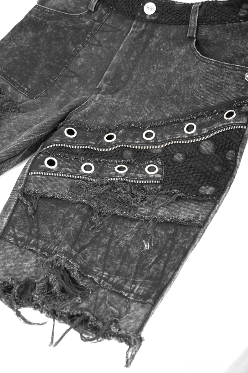 Schwarze Denim Gothic-Punk Shorts Gesamt-Konstruktions-Detail zeigend Nietenplatzierung Risse und industrielle Metallakzente Studiohintergrund