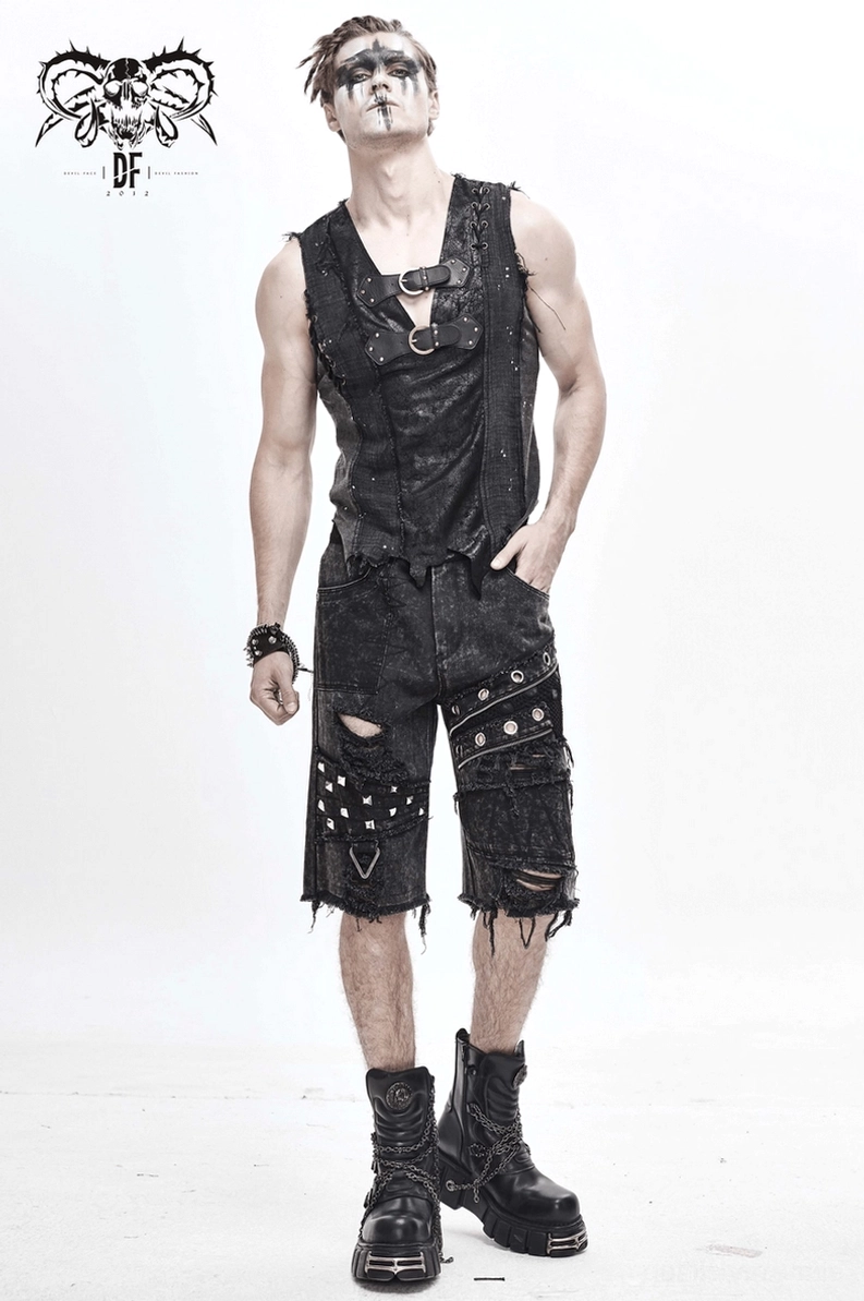 Detail von schwarzen Gothic-Punk Shorts hervorhebend Metallakzente ausgefranstem Saum und Distressed Design Handwerkskunst Qualität