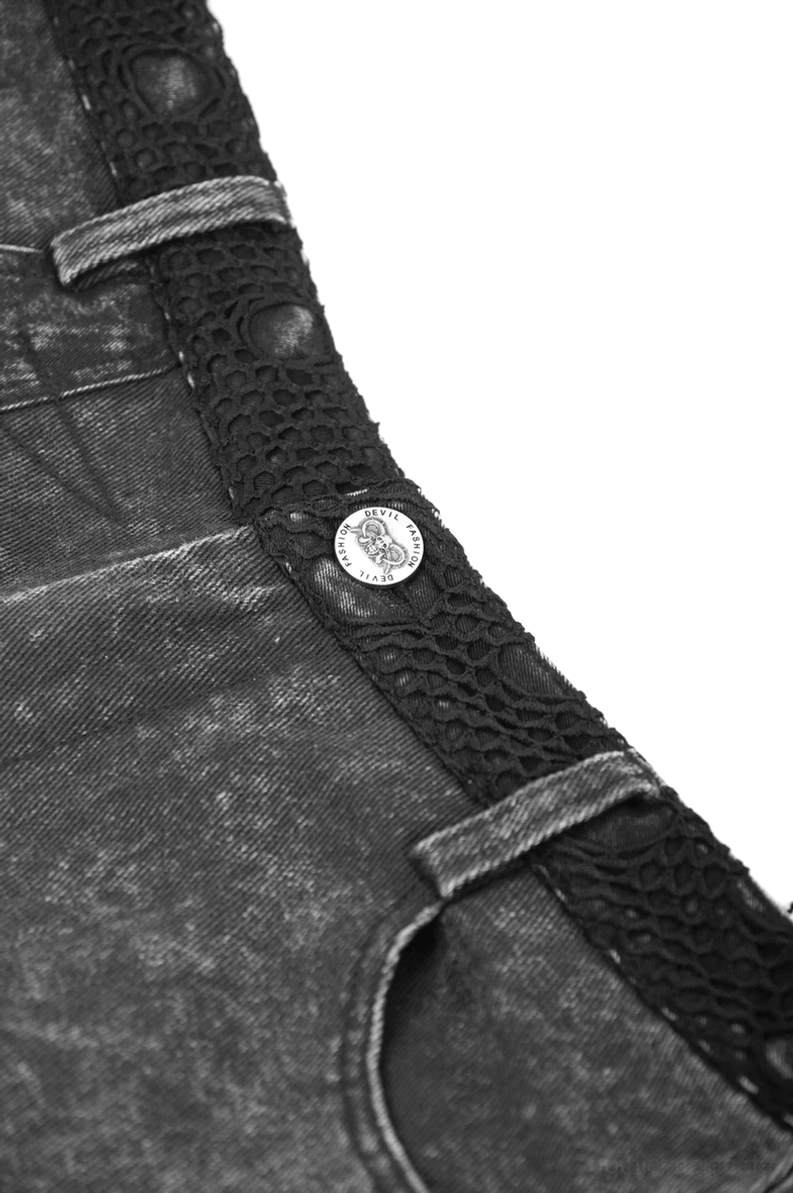 Nahaufnahme Detail des schwarzen Denim Shorts Taillenbereich mit Spitzen-Taillenverkleidung Marken-Metallknopf säuregewaschener Denim Textur