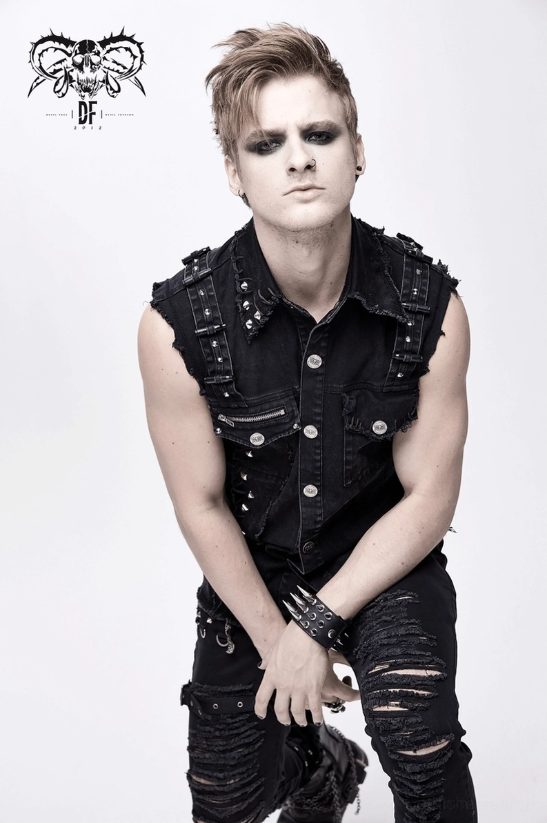 Schwarze Gothic-Punk-Denim-Weste auf Model mit kompletter Alternative-Outfit-Zusammenstellung, Styling-Demonstration Dark Aesthetic