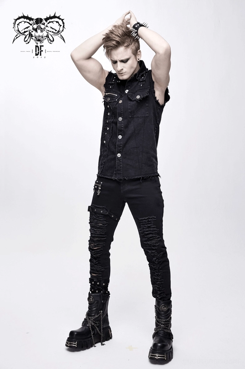 Schwarze Gothic-Punk-Denim-Weste zeigt strukturierte Passform und Pyramidennieten-Schultergurt-Design, Schulterkonstruktion