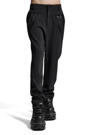 Schwarze Gothic Röhrenhose mit 3D Flammen-Applikationen und Nieten – Vorderansicht getragen von Model mit schwarzen Plateau-Boots