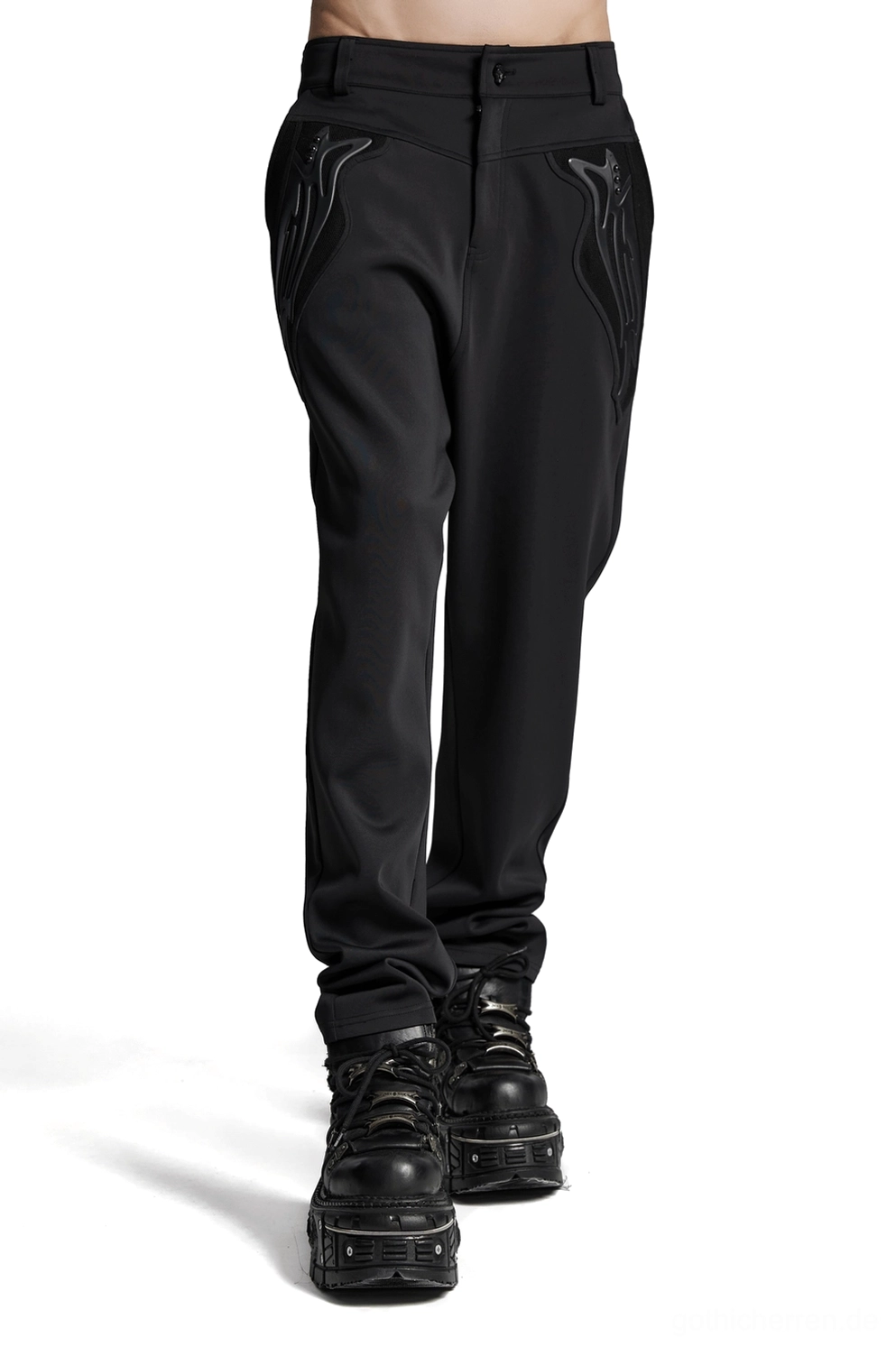 Schwarze Gothic Röhrenhose mit 3D Flammen-Applikationen und Nieten – Vorderansicht getragen von Model mit schwarzen Plateau-Boots