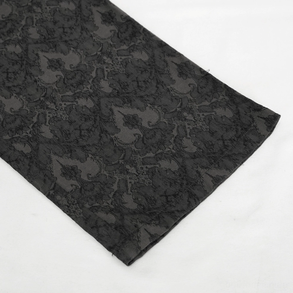 Schwarze Jacquard Gothic Röhrenhose auf männlichem Modell mit alternativer Dark-Fashion-Styling, Samthemd und Gothic-Accessoires, hochgeschnittene Silhouette und raffiniertes Damast-Muster
