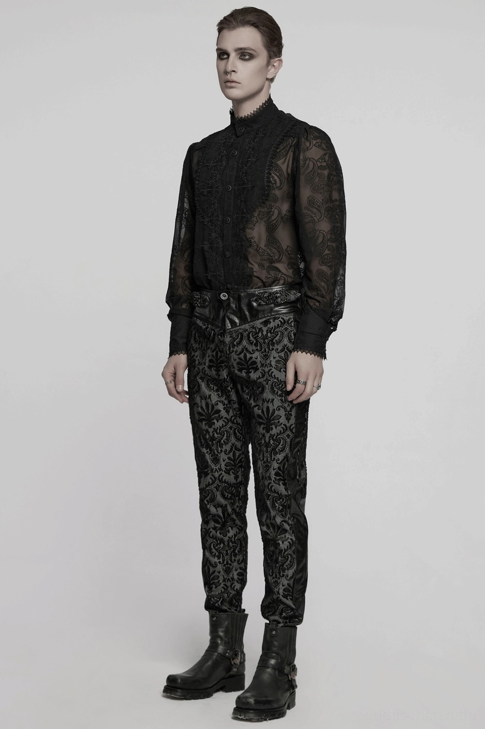 Alternative Styling-Perspektive der schwarzen Gothic-Spitzenhose-Röhrenhose, demonstriert vielseitige Trage-Optionen und flexible Styling-Möglichkeiten