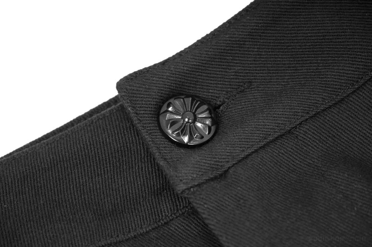 Nahaufnahme des Röhrenhosen-Bundes mit geprägt Metallknopf und Jacquard-Webstoff-Textur, Detailaufnahme von schwarzer Gothic-Hose mit Vintage-Metallknopf und Twill-Webtextur