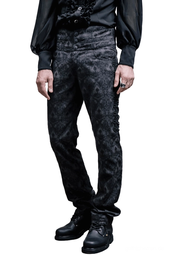 Schwarze Damast-Jacquard Gothic Röhrenhose mit hochgeschnittenem Schnitt, Schnürverschluss und Schlanker Passform, Frontansicht an männlichem Modell mit schwarzem Hemd und Lederstiefeln