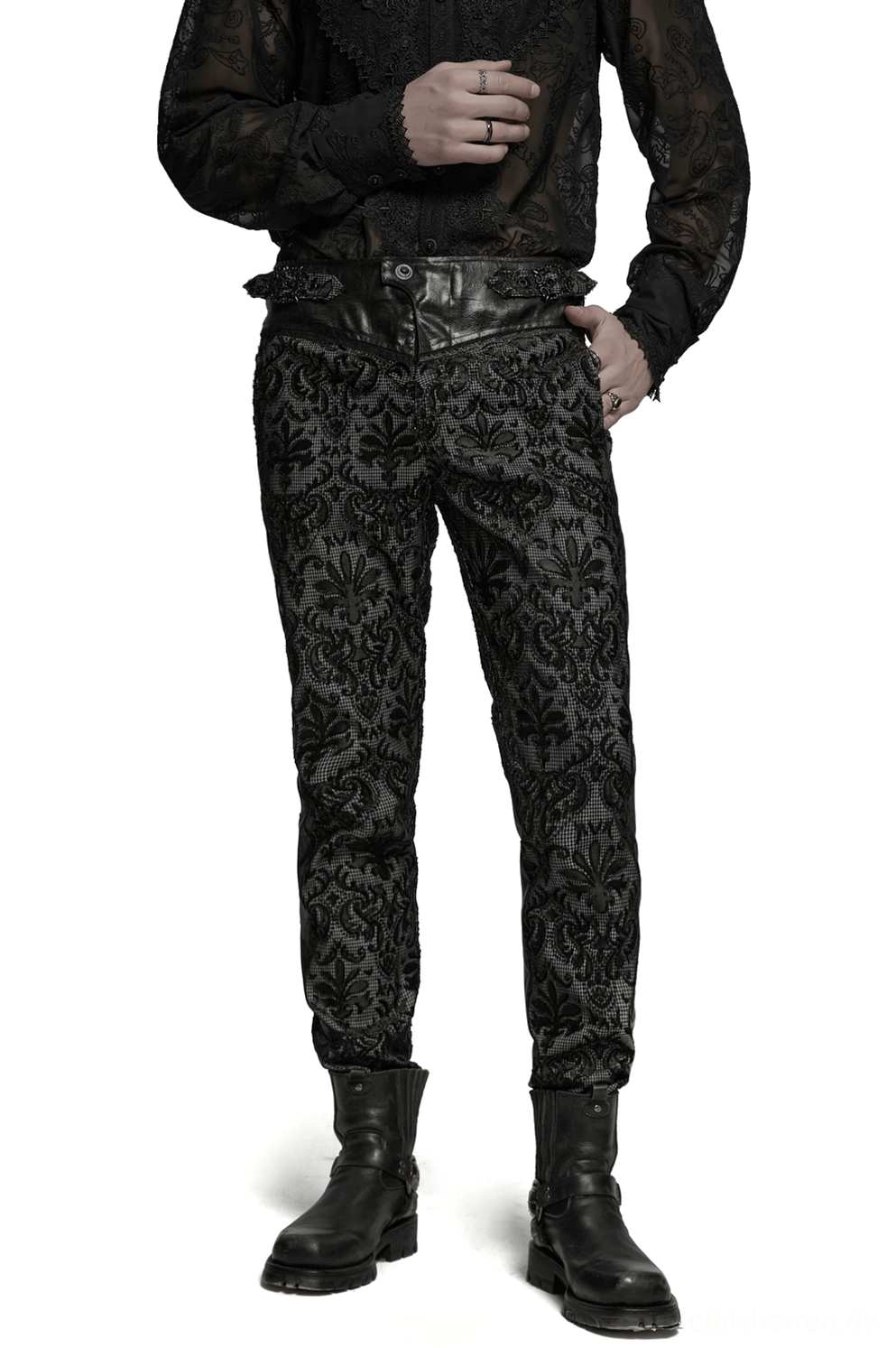 Vorderansicht aus drei Viertelperspektive der schwarzen Gothic-Röhrenhose mit Damast-Spitze und Lederbund, getragen von männlichem Model in kompletter Goth-Styling