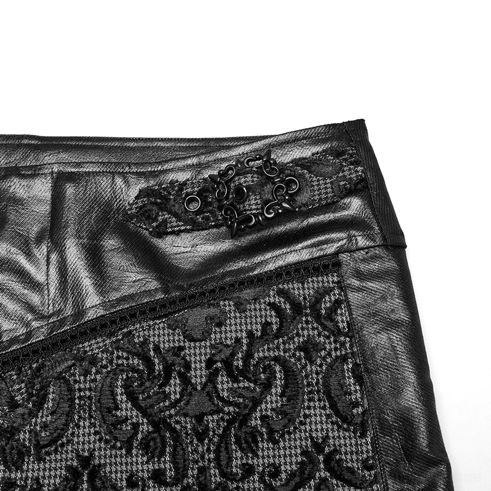 Detailaufnahme des Spannverschlusses mit ornamentalem Metallbügel und Spitzen-Besatz an verstellbarem Taillenband der Gothic-Röhrenhose