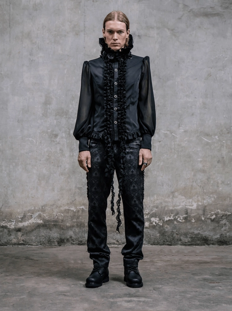 Schwarze Gothic Jacquard Röhrenhose in Dreiviertel-Frontansicht mit Hervorhebung des hochgeschnittenen Schnitts und verfeinerten Silhouette, Damast-Webmuster und eleganter Schneiderei-Konstruktion