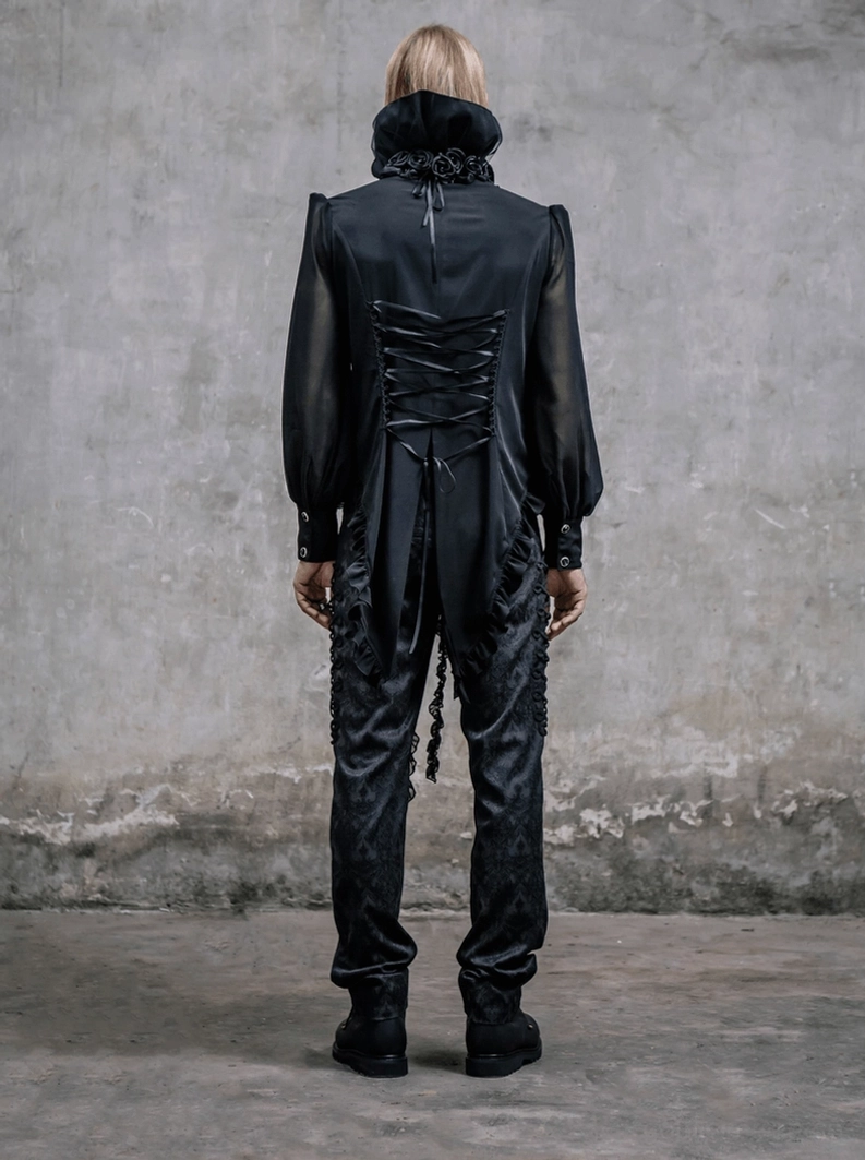 Schwarze Gothic Damast-Röhrenhose in Frontansicht mit Hervorhebung des raffinierten Jacquard-Webmusters, strukturiertem Fit und opulenter Barock-Damast-Designästhetik im Detail