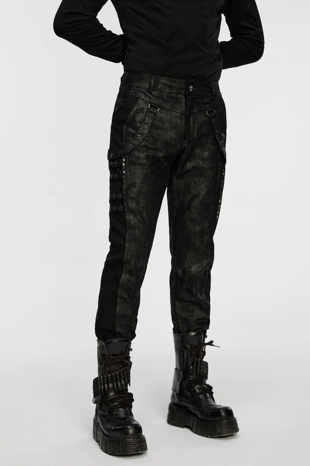 Schwarze distressed Gothic Slim-Fit Röhrenhose mit mehrstöckigen Ösen-Hardware und industriellen Metall-Akzenten