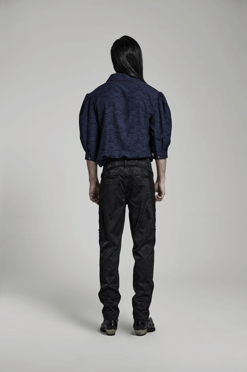 Schwarze Gothic-Röhrenhose mit Jacquard-Damast und Spitzenborten Alternative-Gothic-Styling-Inspiration zeigt moderne Dark-Fashion-Kombinationen