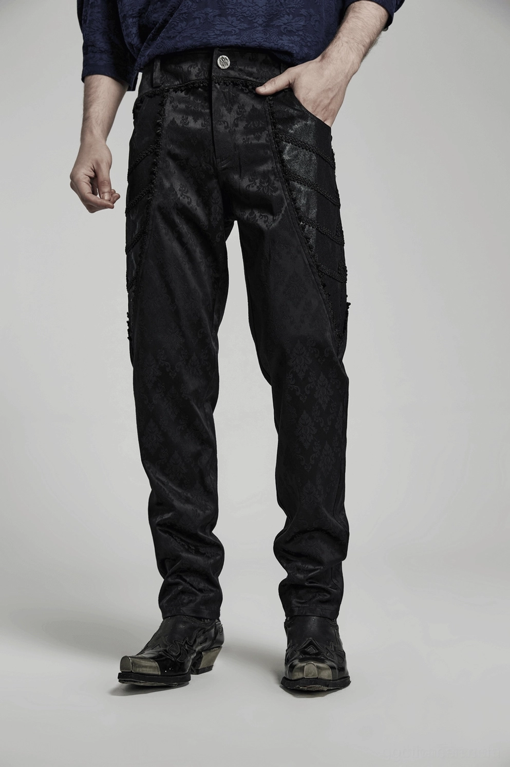 Schwarze Gothic-Röhrenhose mit Jacquard-Damast und Spitzenborten kompletter Look Styling zeigt komplettes Gothic-Outfit mit alternativer Fashion