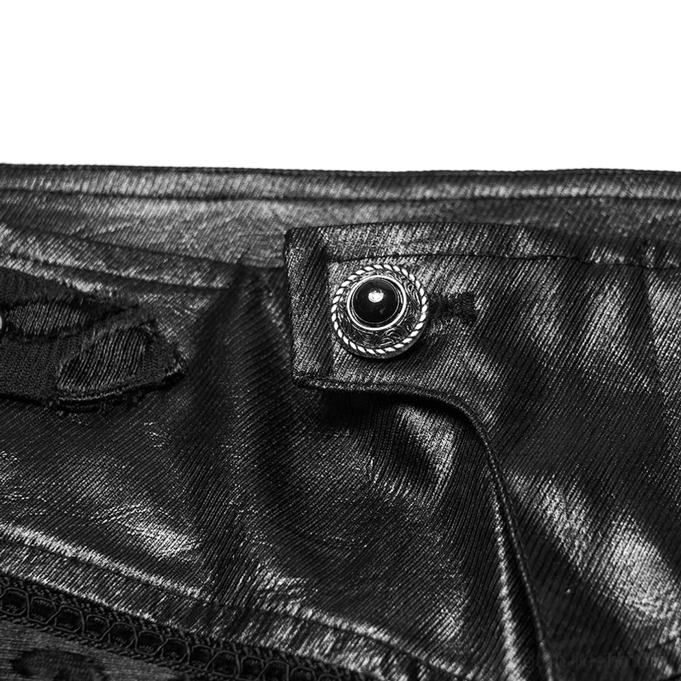Nahaufnahme silberverzierter Knopf und gesteppter Lederbund-Naht schwarze Damast-Stickerei Gothic Röhrenhose
