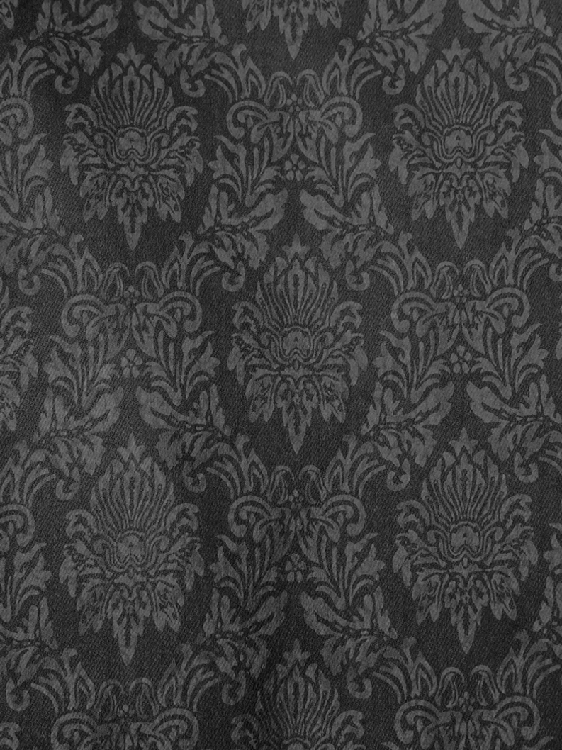 Schwarze Gothic Vintage Jacquard Röhrenhose Detailaufnahme der Knopfplatzierung und Seitennaht-Konstruktion mit Metallakzenten, zeigt Handwerksqualität und taillierten Verarbeitungsstandard auf weißem Hintergrund