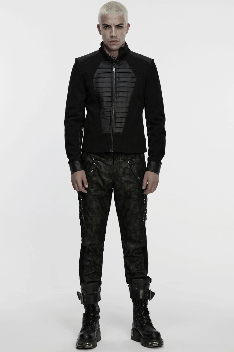 Schwarze distressed Gothic Slim-Fit Röhrenhose komplette Produktaufnahme zeigt Gesamtsilhouette und geflammte Oberfläche