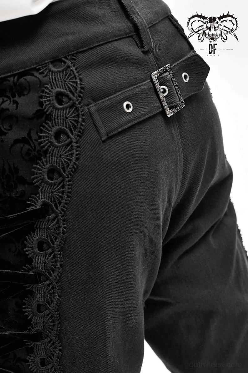 Detailansicht der Gothic-Röhrenhosen-Konstruktion mit Spitzenpaneelen, Metallnieten und Jacquard-Stoffqualität, Nahaufnahme der Verarbeitungs- und Materialdetails, Premium-Handwerk sichtbar