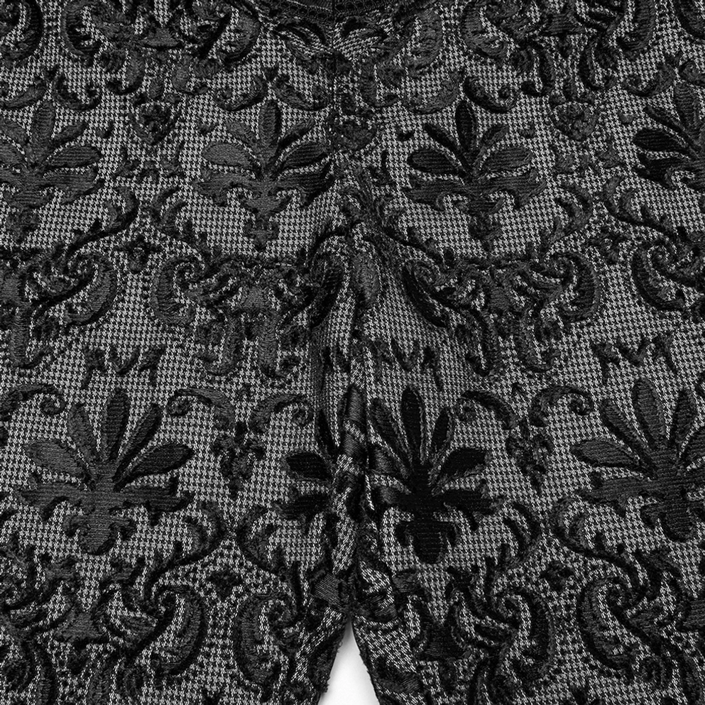 Makro-Nahaufnahme des Fleur-de-Lis Damast-Spitzenmuster auf schwarzer Mesh-Basis der gestickten Gothic-Hose, zeigt aufwendige Stickerei-Details