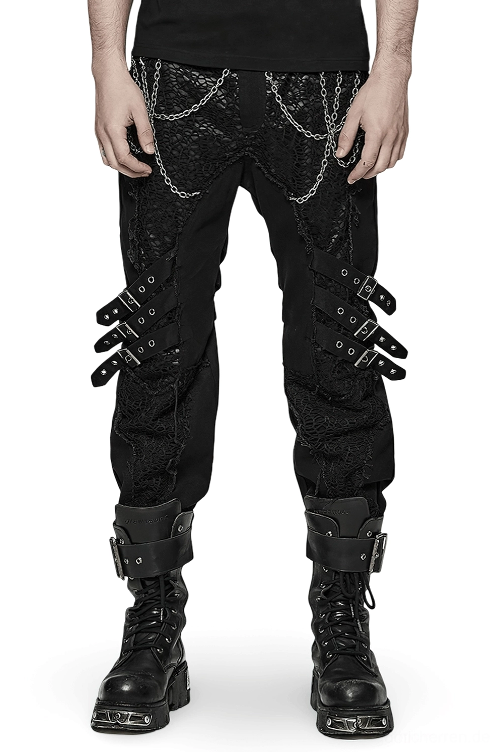 Schwarze Gothic Slim-Fit Röhrenhose mit abnehmbarer Metallkette, Schnallenverzierungen und Mesh-Spitzeneinsätzen an den Knien, Vorderansicht auf Modell mit schwarzen Punk-Stiefeln